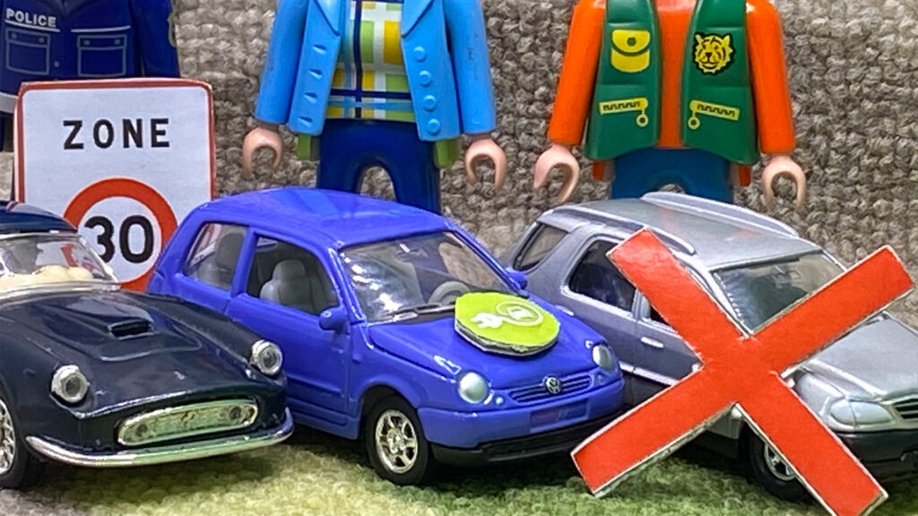Illustration de l'écologie punitive avec des jouets playmobil voitures