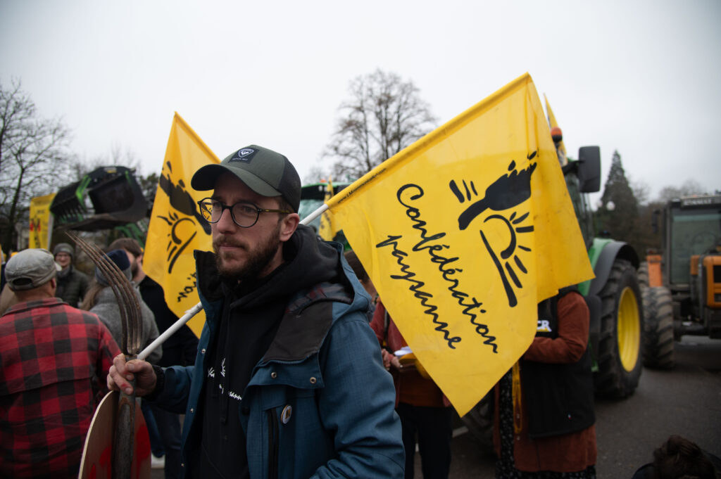 Maxime Pierrel manifeste aux côtés de la confédération paysanne. Il proteste contre l'abattage des troupeaux touchés par la dermatose nodulaire.