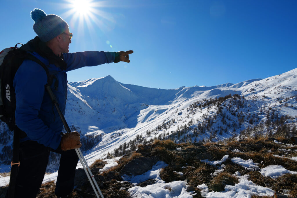 Christophe Garrigues pointe le doigt vers le vallon de l'Aubaye dans les Alpes.
