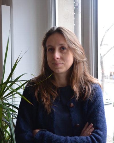 Cette photo représente Aïnoha Pascual, avocate de Jérôme et des Soluèvement de la Terre durant leur audience au conseil d'Etat.