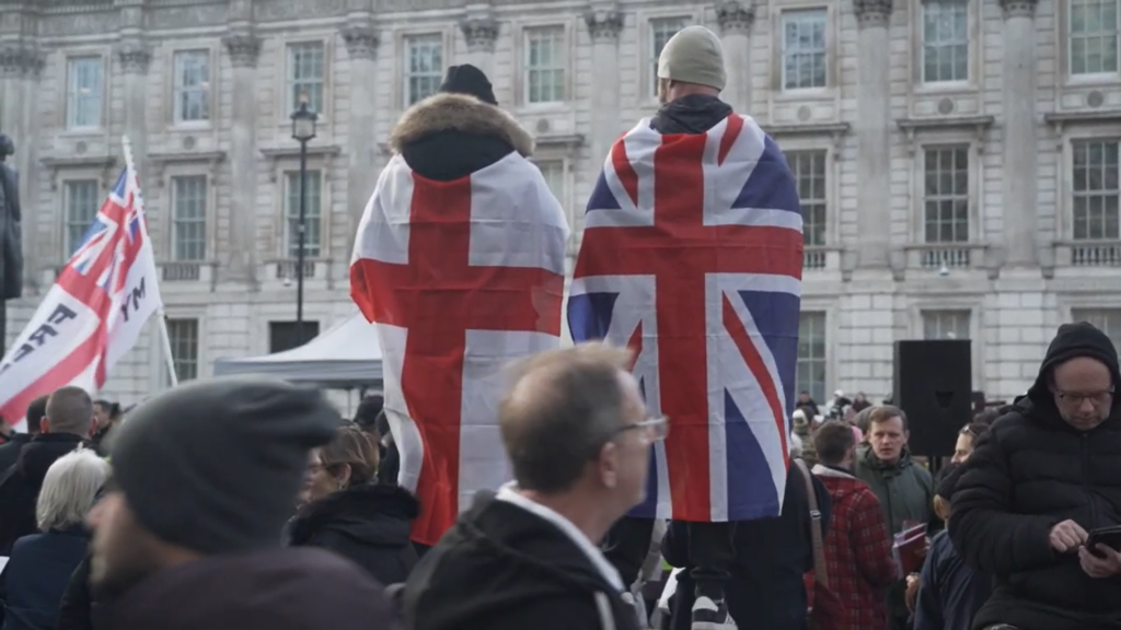 Des manifestants arborant des drapeaux anglais et britannique.