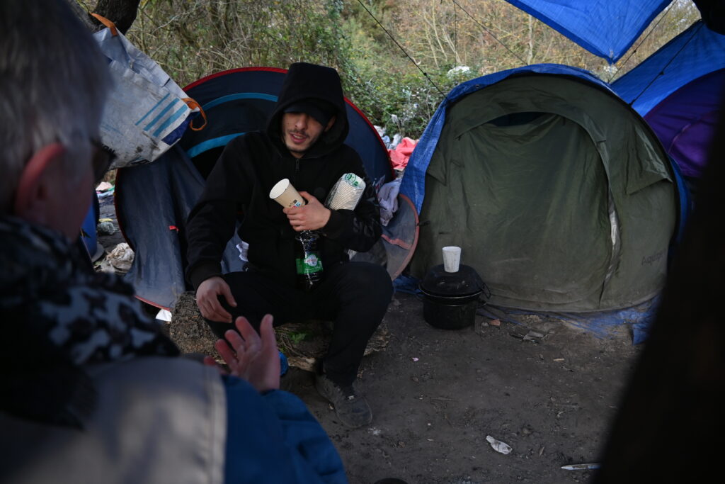 Photo d'un migrant à côté de sa tante pour dormir