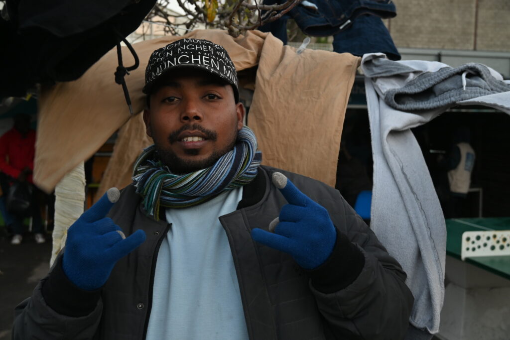 Photo d'un migrant souriant à la caméra
