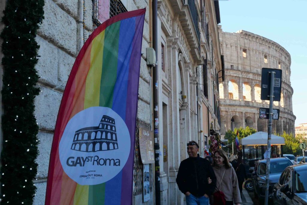 Drapeau LGBT colisée à Rome.