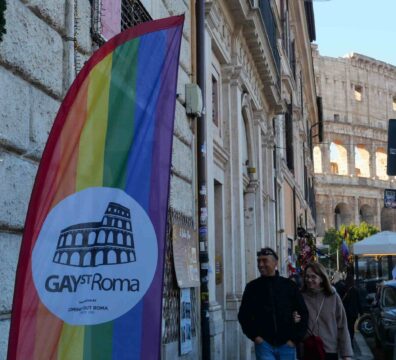 Drapeau LGBT colisée à Rome.