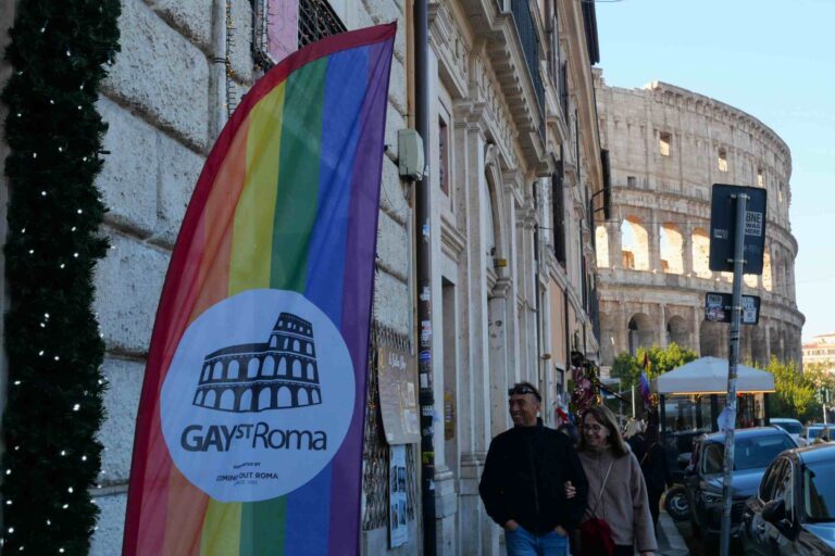 Drapeau LGBT colisée à Rome.
