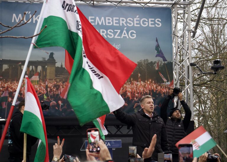 Peter Magyar lors de son meeting à Kecskemet en Hongrie le 6 décembre 2025.