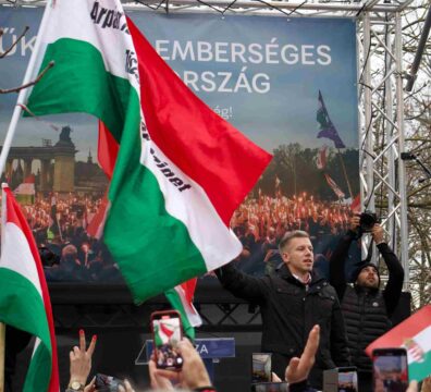 Peter Magyar lors de son meeting à Kecskemet en Hongrie le 6 décembre 2025.