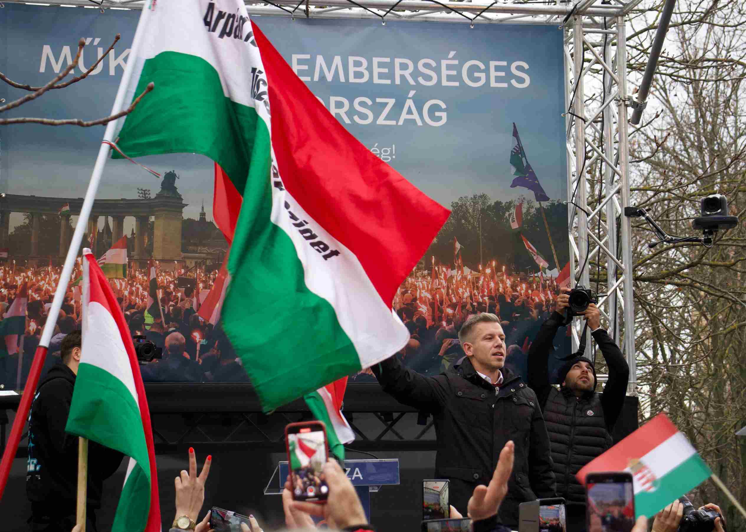 Peter Magyar lors de son meeting à Kecskemet en Hongrie le 6 décembre 2025.
