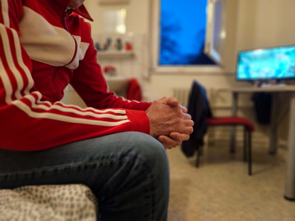 Paul, ancien détenu, est assis dans sa chambre dans un centre de réinsertion.