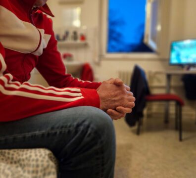 Paul, ancien détenu, est assis dans sa chambre dans un centre de réinsertion.