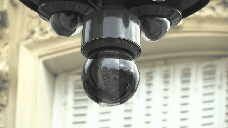 Une caméra de surveillance à Paris.