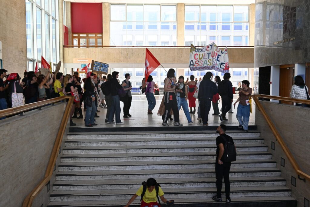 Des étudiants et étudiantes manifestent dans une université pour protester contre l'attaque aux libertés académiques.