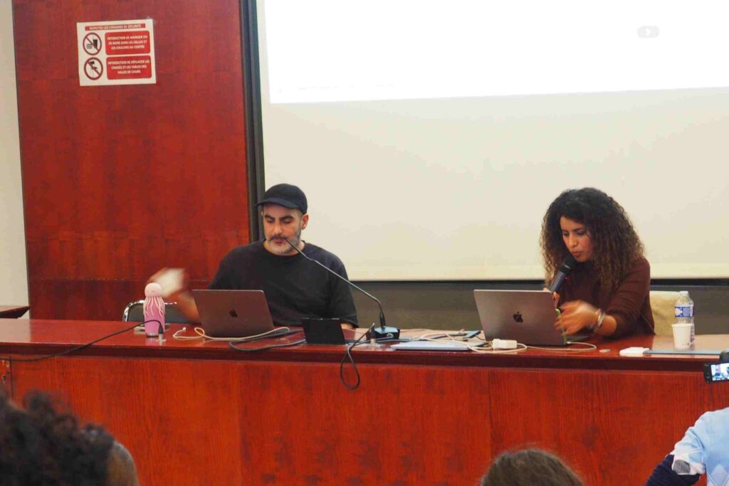 deux personnes en conférence