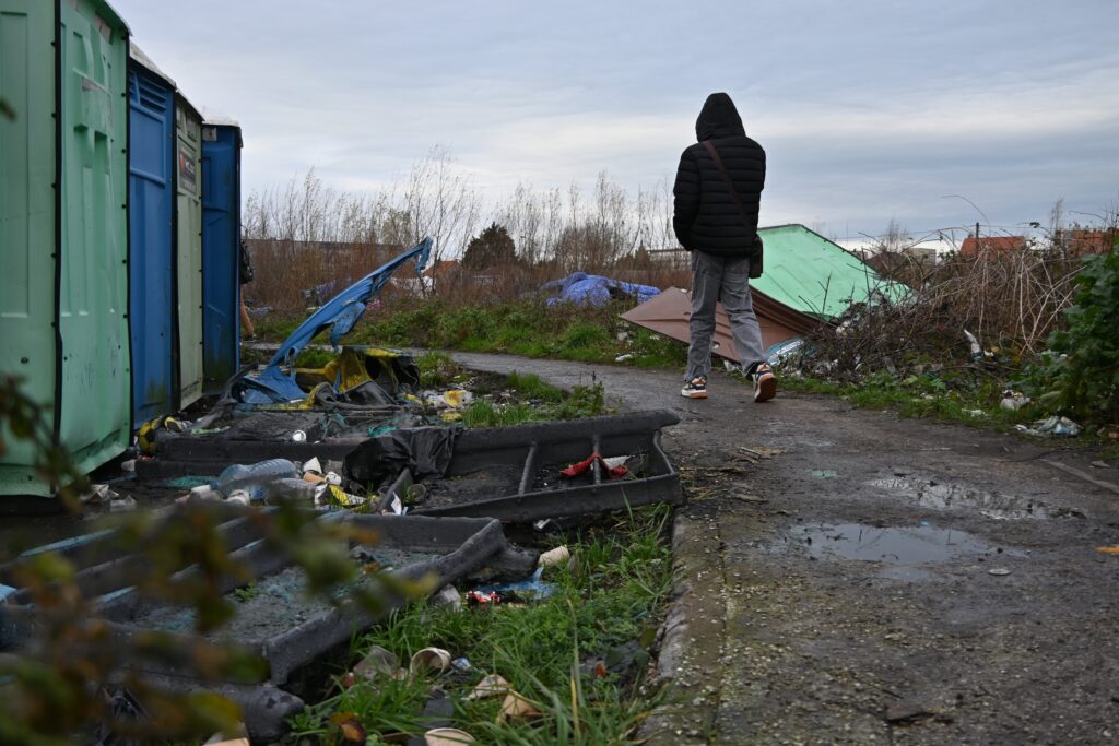 personne qui marche a cote de déchets