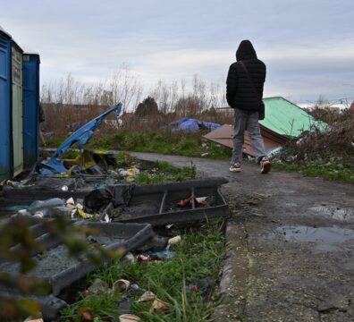 personne qui marche a cote de déchets