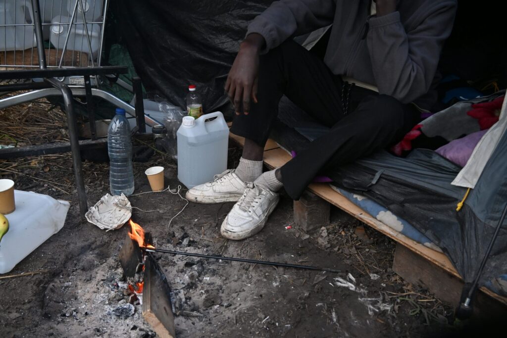 Les pieds d'un homme dans une tente de réfugié